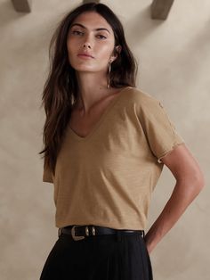 Slub V-Neck T-Shirt | Banana Republic Tan Top Outfit, V Neck Shirt Outfit, Clean Wardrobe, Unique Summer Outfits, Dolman Shirt, British Khaki, Everyday Clothes, Soft Autumn, Level 3