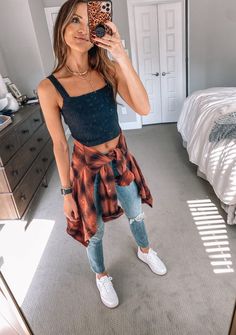 Flannel Around Waist Outfit, Retro Vintage Outfits, Waist Outfit, Flannel Outfits Summer, Chiffon Babydoll Dress, Flannel Shirt Outfit, Henley Hoodie, Lauren Kay Sims