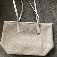 New, Never Used Elegant Neutral Bag For Errands, Coach Everyday Neutral Bags, Elegant Coach Bags In Neutral Color, Cream Shopping Bag With Branded Hardware, Chic Neutral Coach Bags, Everyday Neutral Coach Bag, Elegant Neutral Shoulder Bag For Errands, Coach Bag In Neutral Color For Everyday Use, Coach Neutral Bag For Everyday Use