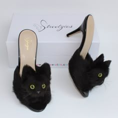 Cat Shoes, Fabulous Shoes, Crazy Shoes, Pretty Shoes, Mode Inspiration, Cute Shoes, Fashion Handbags, Me Too Shoes, Black Cat