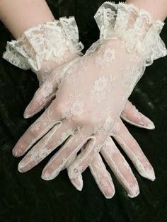 Aesthetic Gloves, Gloves Aesthetic, White Lace Gloves, Fancy Gloves, Gaun Abad Pertengahan, Royal Aesthetic, Gloves Fashion, Chique Outfits