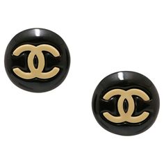 Wonderful vintage CHANEL clips in black resin Condition: very good Made in France Model : clip-on earrings Material: resin Color: black, beige Back : gold-plated metal with cryptogram Year: Autumn/Winter 1995 Dimensions: 3 cm diameter Chanel Stud Earrings, Black Resin, Chanel Vintage, Vintage Clip, Vintage Chanel, Stud Earring, Clip Ins, Karl Lagerfeld, Made In France