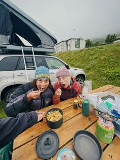 Top 15 Easy Camping Meals for the Family: Quick, Delicious Recipes for Outdoor Adventures Beanie Hiking Outfit, Vintage Travel Photos, Granola Lifestyle Aesthetic, Camping Outfits Aesthetic, Birthday Camping Trip, Granola Girl Winter, Simple Camping Meals, Camping Dinner Ideas, Camping Fits