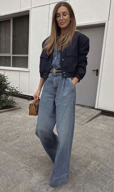 Cropped Jacket Outfit, Style Wide Leg Jeans, Stile Casual Chic, Wide Leg Jeans Outfit, Look Formal, Mode Casual, Looks Street Style, Outfit Trends, Mode Inspo