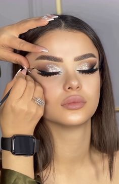 Makeup With Black Sequin Dress, Short Reflective Nails, Silver Makeup Ideas For Prom, Eye Makeup Silver Dress, Classy Prom Makeup Looks, Makeup Ideas For A White Dress, Black And Silver Eye Makeup Simple, Silver Gown Makeup Look, Black Sequin Dress Makeup