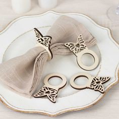 two napkin rings are sitting on a plate