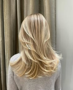 Champagne Blonde Hair With Highlights, Stockholm Hair, Scandinavian Blonde, Scandinavian Hair, Best Hair Dye, Jennifer Aniston Hair, Boring Hair, Haircuts For Medium Hair