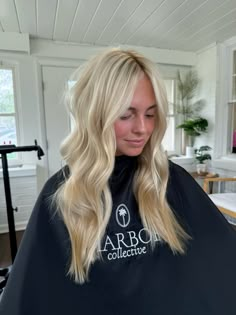 Vanilla Blonde With Lowlights, Bright Blonde Low Maintenance, Blonde Inspo Highlights, Blonde Hair Color Ideas Pale Skin, Bright Blonde Dimensional Hair, Blonde Hair Root Smudge Money Piece, Dimensional Lived In Blonde, Bright Buttery Blonde Hair, Platinum Card Hair