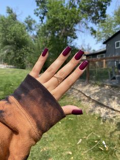 Short Square Acrylic Nails Autumn, Dark Fall Acrylic Nails, Autumn Nails One Color, How To Take Pictures Of Nails, Square Nails Dark Colors, Short Square Nails Autumn, Fall Nail Inspo Short Square, Fall Plum Nails, Fall Nails Ideas Autumn Short Square