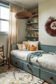 a small child's bedroom with a twin bed