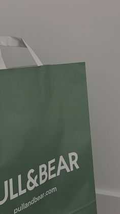 a green bag with the pull & bear logo on it