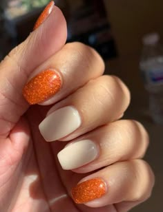 Short Acrylic Nails Fall Colors Glitter, Easy Fall Nails Solid Colors, Fall Nail Looks Acrylic, Fall Simple Gel Nails, Fall Gel Nail Inspiration, Orange Dip Powder Nails Fall, Cute Fall Colors For Nails, Cute Nails Fall Colors