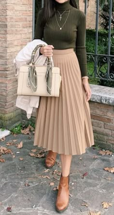 Beige Skirt Outfit, Beige Pleated Skirt, Jw Fashion, Winter Fashion Outfits Casual, Elegante Casual, Fashion Mistakes, Midi Skirts, Modest Fashion Outfits