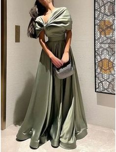 A-Line Evening Gown Elegant Dress Formal Floor Length Christmas Red Gr – JiMiss Dresses Pleated Dress Formal, Green Dress Short, Red Green Dress, Pleated Satin Dress, Gown Elegant, Mode Turban, Floor Length Prom Dresses, Dresses Formal Elegant, Elegant Dresses Classy