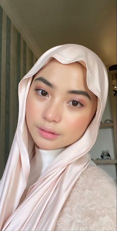 Make Up Natural Hijab, Pink Hijab, Hijab Makeup, Fix Makeup, Outfit Korean Style, Outfit Korean, Female Pose Reference, Hijabi Aesthetic, Muslim Women Hijab