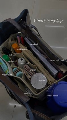 What’s in my bag aesthetic story idea What In My Bag College, Day Out Essentials, Essentials For Work Bag, Cute Bags For College, What's In My Work Bag, College Bag Ideas, What’s In My Bag School