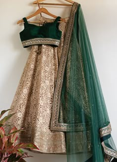 Rosewood Floral Lehenga With Emerald Green Zari Blouse Anisha Shetty - Fabilicious Fashion Cream And Green Lehenga, Gold And Green Lehenga, Green Dupatta Lehenga, Green Combination Outfit Indian, Green And Golden Lehenga, Green Lehenga Outfit, Emerald Green Indian Outfit, Green Lehenga Combination, Emerald Green Lengha