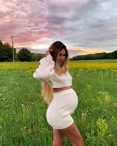 Twin Pregnancy Belly, Famous Lifestyle, Pregnancy Belly Photos, Mom Daughter Outfits, Belly Photos, Maternity Photoshoot Poses, Pretty Pregnant, Cute Maternity Outfits, Stylish Maternity Outfits