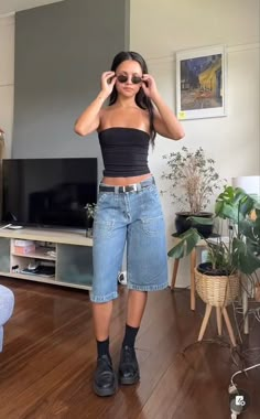 Long Shorts Women Outfits, Oversized Jorts Summer Outfits, Jorts Festival Outfit Women, Baggie Shorts Outfit, Long Jean Short Outfits, Summer Shorts Outfits Aesthetic, Long Shorts Outfits Women Summer, How To Style Long Jean Shorts, Camp Shorts Outfit