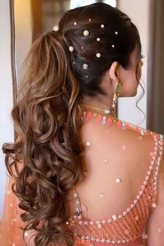 Back Hairstyle For Indian Wedding, Bridal Garba Hairstyle, Garba Bride Hairstyle, Haldi Function Hairstyle For Bride, Sangeet Hairdo For Bride, Sangeet Look Brides Hairstyle, Sangeet Look Hairstyle, Wedding Garba Hairstyle, Sangeet Hairstyles For Bride Long Hair