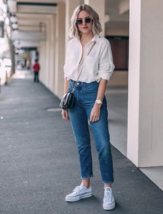 Lined Shirt Outfit, Jeans T-shirts, Men’s Shirt Outfit For Women, Casual French Outfits, 23 Style, Shirts Outfit, Outfit 2023, Keds Style, Mom Jeans Outfit