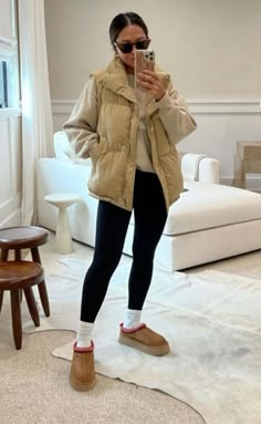 fall vest, fall clothes, fall outfit, autumn clothes Lazy Fall Outfits, Cozy Fall Outfits, Winter Fashion Outfits Casual, Uggs Outfit, Elegante Casual, Trendy Fall Outfits, Outfit Inspiration Fall