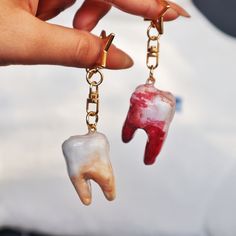 someone is holding two pieces of tooth that have been chained to each other with chains