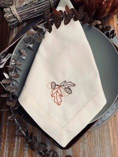 Thanksgiving Acorn Cloth Napkins - Set of 4 napkins-White Tulip Embroidery Acorn Leaves, Halloween Napkins, Acorn Leaf, Easter Napkins, Thanksgiving Napkins, Unique Thanksgiving, Monogrammed Napkins, Embroidered Napkins, Custom Napkins