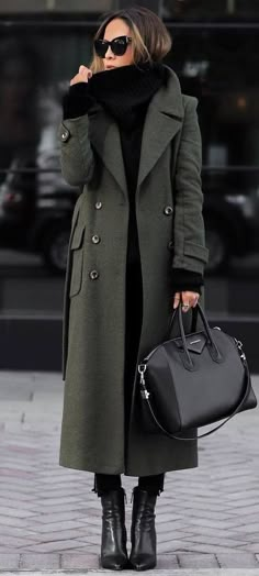 Long Green Coat, Chique Outfit, Green Trench Coat, Best Winter Coats, Fashion Curvy, Coat Women Fashion, Women Overcoat, Black Knit Sweater