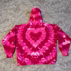 Ne Hand Dyed Hanes Ultimate Cotton Sweatshirt Hoodie 90/10 Cotton Blend. Dyed In A Heart Using Fuchsia And Pink. Please Note That Each And Every Tie Dye Is Unique, No Two Look The Same. The Finished Product Will Be As Close To As Pictured As Possible. Plain White Sweatshirt, Crew Neck Sweaters Women, Pretty Tie Dye, Flower Crew, Dark Grey Hoodie, Tie Dye Heart, Vintage Windbreaker Jacket, Heart Sweatshirt, Dye Hoodie