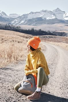 Boho Hiking Outfit, Kayak Outfit, Hiking Pose, Hiker Girl, Granola Girl Outfits, Trekking Outfit, Granola Outfits, Outdoors Style