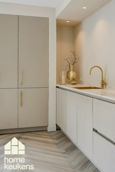 Minimalistische keuken met gouden accenten, gouden handgrepen, gouden kraan en spoelbak en een marmeren aanrechtblad. Modern Beige Kitchen, Office Plan, Condo Kitchen, Beige Kitchen, House Design Kitchen, Home Trends, Interior Inspo, Interior Design Kitchen, Kitchen Inspirations