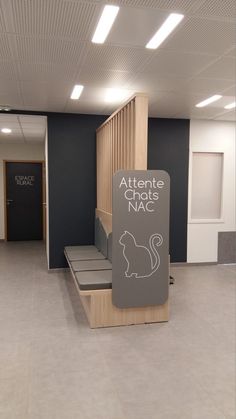 the entrance to an office with a sign in front of it that says,'attente chats mac '