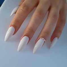 Unghie bianche, ecco le nail art più belle per ogni occasione Trucchi.tv Hand And Finger Tattoos, Acrylic Nail Shapes, Nail Shapes, Cool Nail Art, Finger Tattoos, Stiletto Nails, French Nails, White Nails