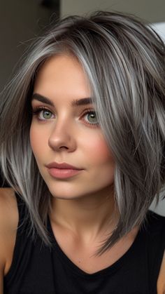 Apoiem a WPA, chave pix  carlinhacf515324@gmail.com Neutral Ash Hair Color, Brown Hair To Gray Hair Transition, Long Grey Bob Hairstyles, Hair Color Ideas To Blend Grey Hair, Modern Gray Hair, Grey Bob Hairstyles, Rambut Brunette, Grey Hair Transformation, Silver Blonde Hair