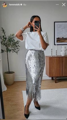 Sequin Skirt And Tshirt Outfit, Week Outfits, Outfit Holiday, Silver Skirt, Fashion Week Outfit, Cute Dress Outfits, Fashion Guide, Lovely Clothes, Outfits Winter