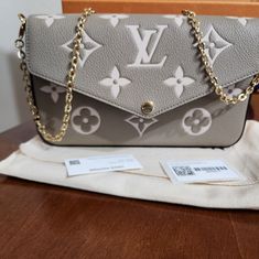 Brand New Empreinte Leather Felicie Pochette Bi Color In Dove Cream Comes With Box And Dust Cover.Removable Crossbody Body Chain Cute Louis Vuitton Bags, Dove Cream, Felicie Pochette, Louis Vuitton Felicie Pochette, Rp Outfits, Bag Closet, Louis Vuitton Style, Louis Vuitton Purse, Dream Bags