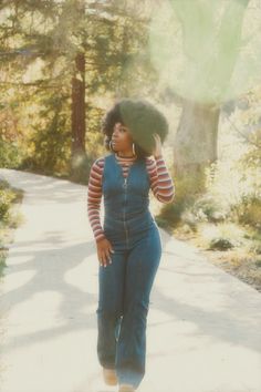 70s inspired retro afro black girl revice denim jumpsuit striped shirt photoshoot outfit fashion inspo Retro Outfits 80s Style Black Women, 90s Afro Fashion, Soul Train Outfits 70s, 70s Outfit Inspo Black Women, 70 Black Women Fashion, Black Fashion In The 70s, 1980s Fashion Black Women