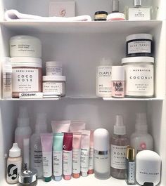 Bathroom goals || Shelfie, skincare Glossier Cleanser, Koleksi Makeup, Travel Beauty Hacks, Graphisches Design, Make Up Inspiration, Glow Skin, Travel Beauty, Homemade Skin Care, Skin Care Products