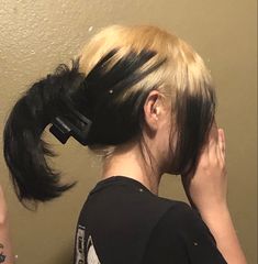 ghost roots Dark Hair With Blonde Roots, Bleach Roots Black Hair, Bleach Patterns Hair, Grown Out Black Hair Dye, Black Hair Bleached Tips, Blonde Ghost Roots Black Hair, Ghost Roots Short Hair, Hair Color Ideas Y2k