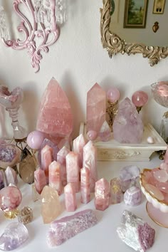 Crystal Display Ideas Decor, Crystal Shop Aesthetic, Crystal Display Ideas, Crystal Collection Display, Crystal Room Decor, Opal Eyes, Aphrodite Aesthetic, Crystal Room, Hippie Homes