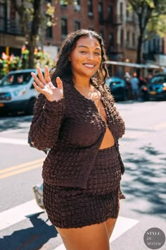 Paloma Elsesser Makeup, Paloma Elsesser Model, Paloma Elsesser Street Style, Paloma Elsesser Style, Plus Size Leather Skirt Outfit, Plus Size Leather Skirt, 2023 Street Style, Artsy Tattoos, Body Positive Fashion