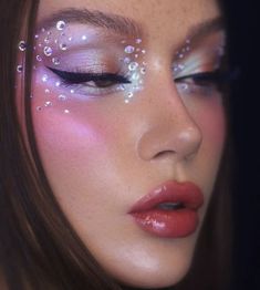 Fairy Rave Makeup, Rave Makeup Ideas Glitter, Purple Rave Makeup, Euphoria Party Looks, Disco Party Makeup, Pink Rave Makeup, Euphoria Party Makeup, Disco Glam Makeup, Ever After Makeup