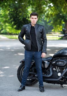 🌟 Schwarze Lederjacke für Herren, Bikerjacke aus echtem Schaffellleder, Vintage Cafe Racer-Jacke für Herren, Slim-Fit-Reißverschlussjacke für Herren 🌟 🌟 StoreEra Lederjacken sind auf die Herstellung hochwertiger Lederjacken spezialisiert. Wir produzieren und verkaufen rund um den Globus mit Hilfe unserer spezialisierten Teammitglieder. Wir entwerfen und fertigen Standard- und kundenspezifische Anforderungen, um die Bedürfnisse unserer Kunden zu erfüllen. Unsere Jacken sind unglaublich stylisc Mens Biker Style Outfits, Men In Leather Jackets, Men Black Leather Jacket Outfit, Racer Jacket Outfit Man, Biker Outfit Men, Man Wearing Leather Jacket, Leather Jacket Design, Men’s Biker Jacket Outfit, Rugged Fitted Leather Jacket For Motorcycling