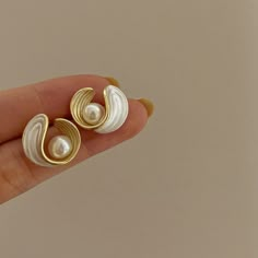 New design - Mother of pearl gold infinity swirl loop stud earrings. Unique 3D style, crafted with the finest quality mother of pearl shell, these earrings feature a beautiful 3D design that catches the light from every angle. The iridescent, pearlescent surface of the Mother of Pearl creates a captivating effect that will leave you feeling confident and radiant. These earrings make the perfect gift for a loved one or as a treat for yourself. They are versatile enough to wear to any occasion, fr Simple Elegant Jewelry, Korean Earrings, Mother Of Pearl Earrings, Retro Earring, Gold Pearl Earrings, Jewelry Lookbook, Stud Earrings For Women, Birthday Jewelry Gift, Shell Earrings