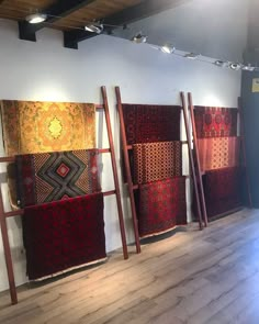 A display of handmade carpets at a handmade carpet gallery Rug Rack Display, Retail Rug Display, Carpet Shop Interior Design, Carpet Display Ideas, Rug Display Ideas Retail, Carpet Store Design, Carpet Display