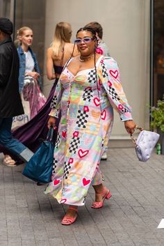 Eccentric Outfits Plus Size, Colorful Unique Outfits, Plusize Fashion Outfits, Eccentric Style Outfits, Creative Style Outfits Inspiration, Funky Plus Size Outfits, Summer Maximalist Fashion, Maximalist Street Style, Colorful Plus Size Fashion