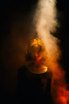 Light And Dark Photography Ideas, Foggy Portrait Photography, Creative Dark Photography, Low Light Photography Portraits, Dark Cinematic Photography, Shooting Studio, Low Light Photography