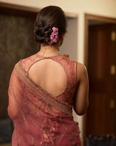 Saree Blouse Neck Designs Sleeveless, Saree Front Blouse Designs Latest, Sabyasachi Blouse Back, Front Neck Designs For Kurtis Latest, Banarasi Saree Blouse Design, Sleeveless Saree Blouse Designs, Indian Bridal Blouse Designs, Sabyasachi Blouse, Wedding Dresses Styles