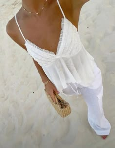 Beachy laid back outfit. White top white pants look Look Legging, Looks Party, Neue Outfits, Brunch Outfit